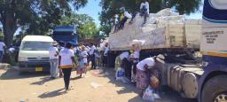 By-election: Sakupwanya Dishes Out Maize Meal To Mabvuku Residents